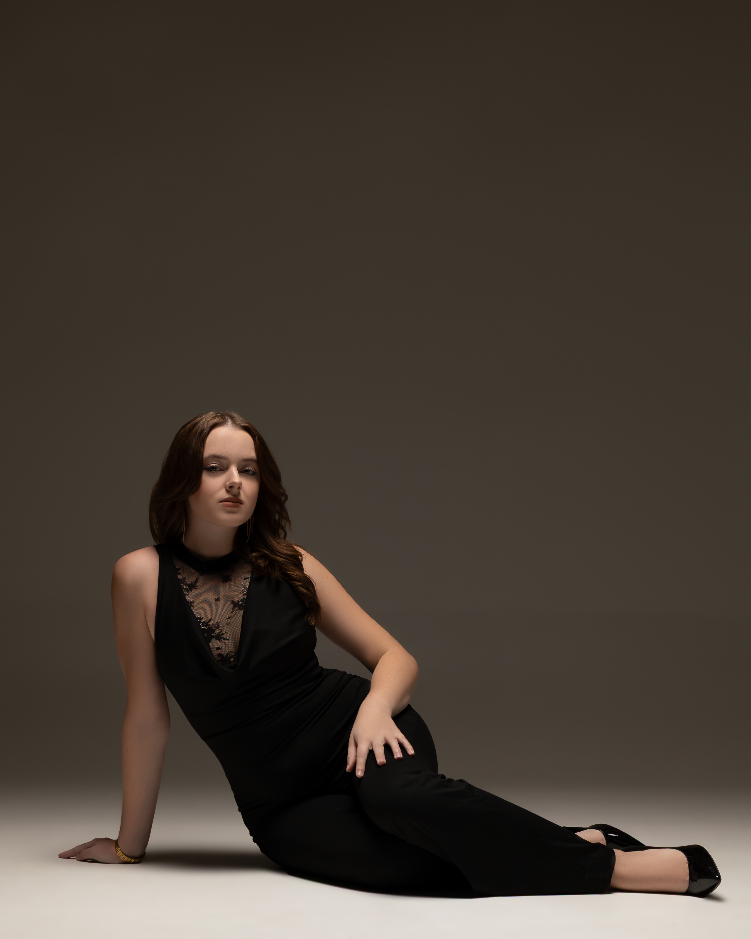 Studio portrait in a black jumpsuit, elegant style - photograph 11